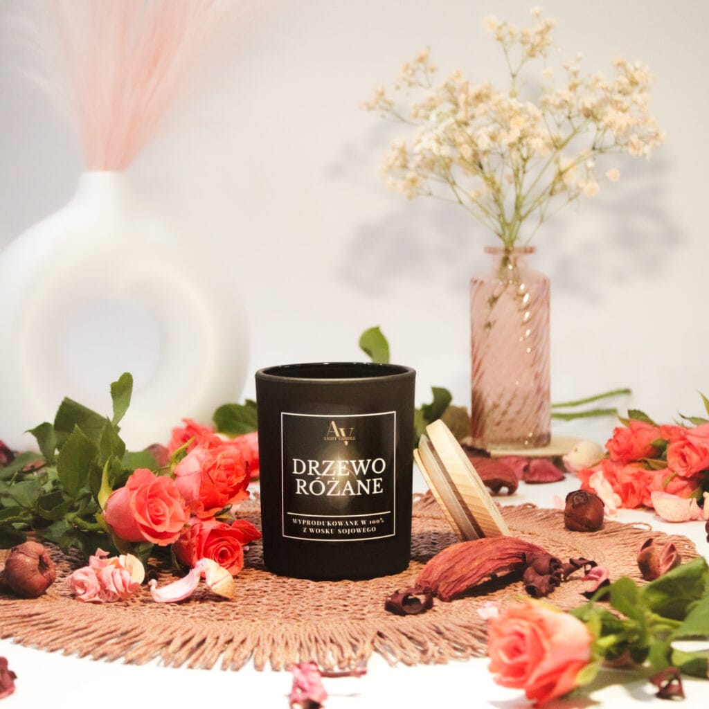 Świeca Drzewo Różane Sense 200 ml z różami i ozdobami w aranżacji.