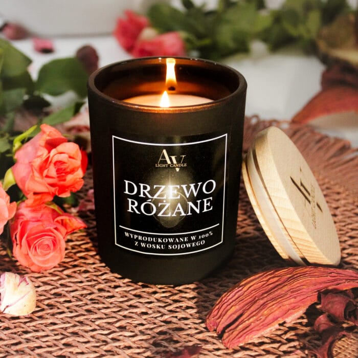 Świeca Drzewo Różane 200 ml w stylowej aranżacji z różami.