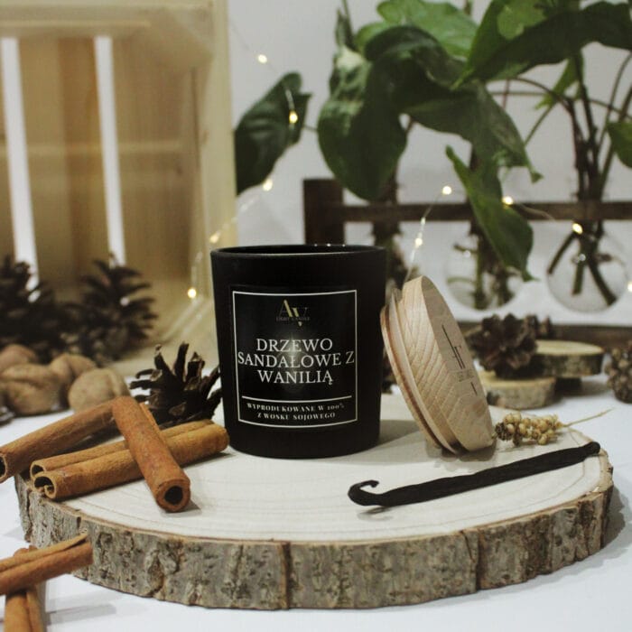 Świeca AV Light Candle Drzewo Sandałowe z Wanilią z otwartym wieczkiem na tle naturalnych dekoracji