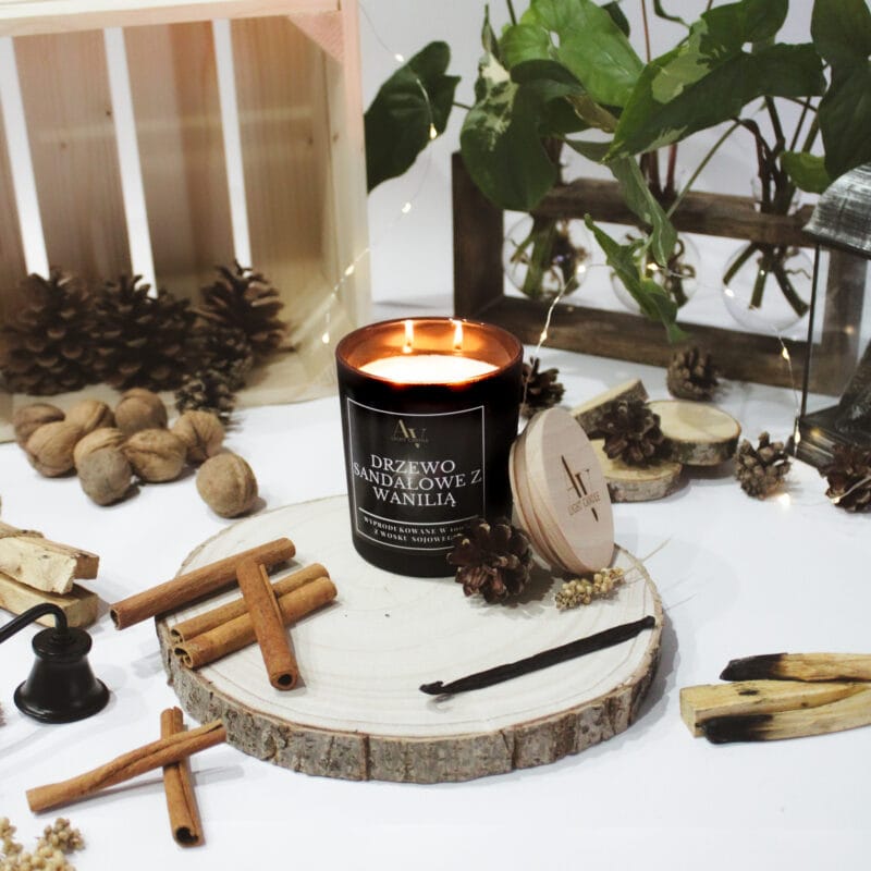 Świeca Lumor Drzewo Sandałowe z Wanilią – AV Light Candle, zapalona z dwoma knotami, w aranżacji z cynamonem, wanilią i szyszkami