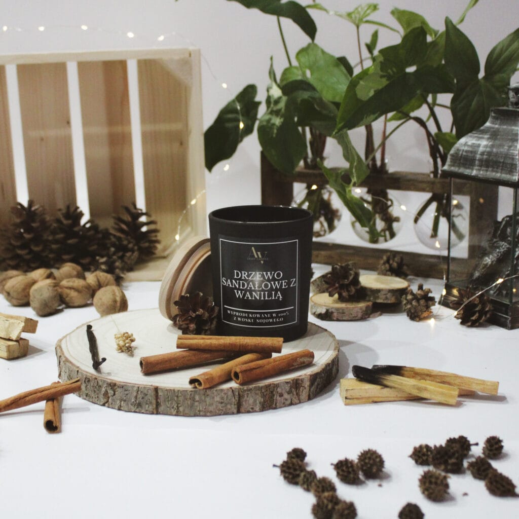 Świeca sojowa AV Light Candle – Drzewo Sandałowe z Wanilią, kolekcja Lumor 280 ml, elegancka kompozycja z laskami cynamonu i wanilią