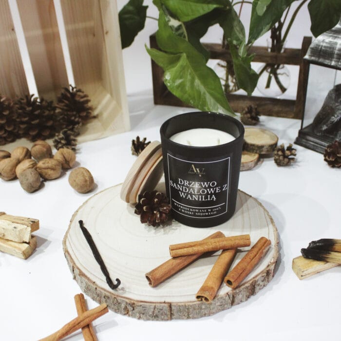 Świeca AV Light Candle – Drzewo Sandałowe z Wanilią, kolekcja Lumor 280 ml, widok z góry na biały wosk i otwartą pokrywkę