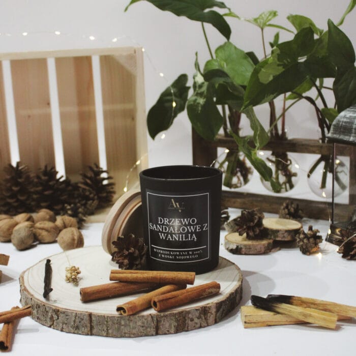 Świeca Lumor 280 ml – Drzewo Sandałowe z Wanilią od AV Light Candle, stylowa aranżacja z laskami cynamonu, orzechami i naturalnym drewnem