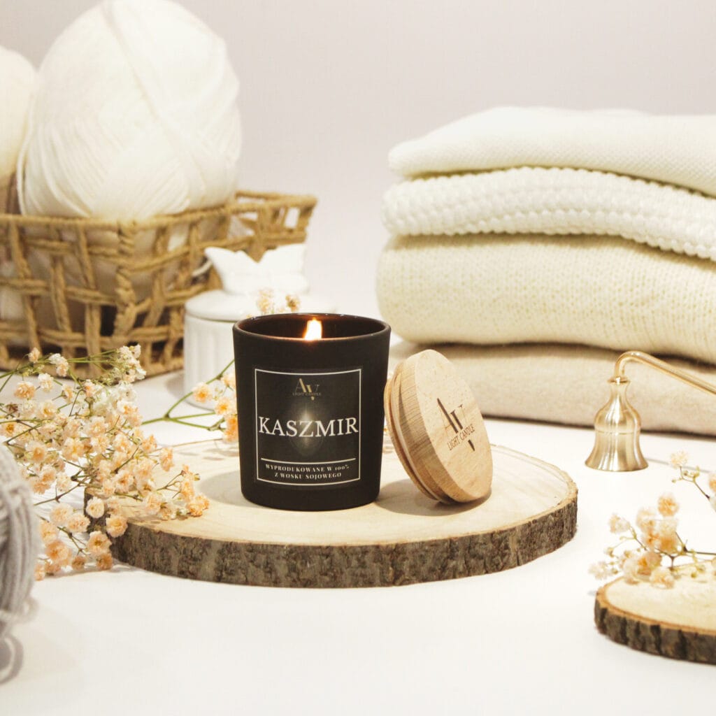 Świeca sojowa Kaszmir AV Light Candle w aranżacji z kocami i koszem z włóczką
