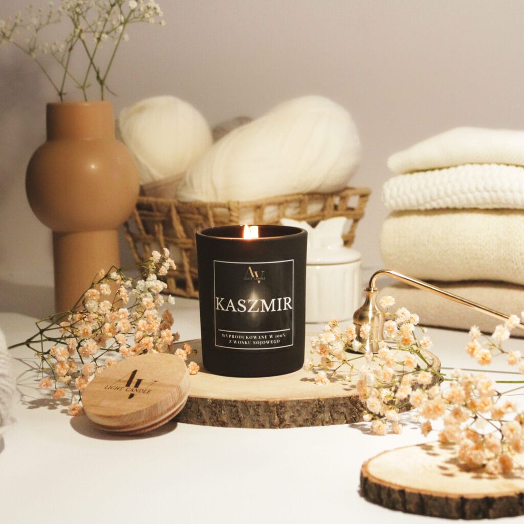 Świeca sojowa Kaszmir 200 ml z kolekcji Sense od AV Light Candle na tle kremowych tkanin