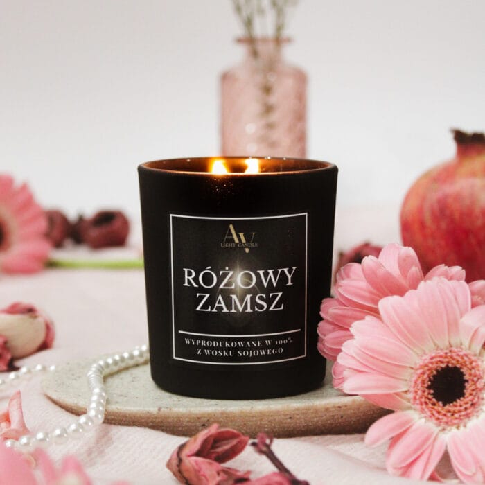 Zbliżenie na świecę Różowy Zamsz AV Light Candle z widocznym płomieniem