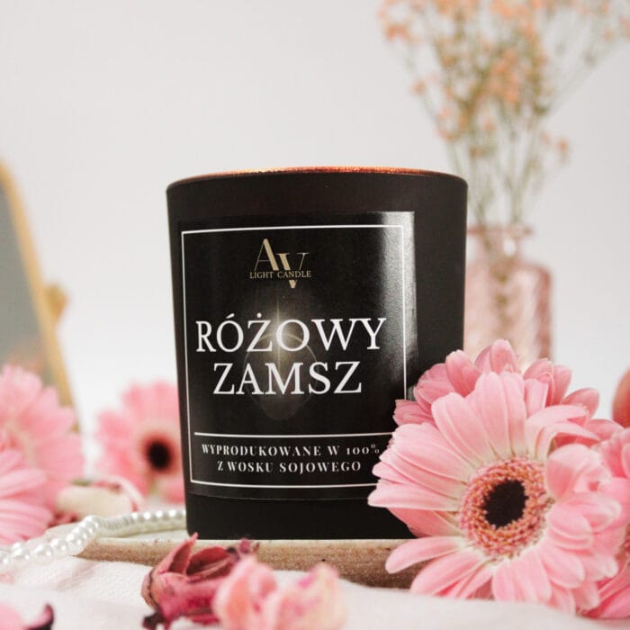 Zbliżenie na świecę Różowy Zamsz Lumor AV Light Candle z kwiatami gerbery