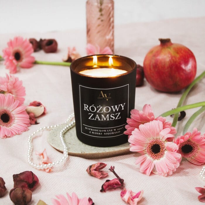 Zapalona świeca Różowy Zamsz Lumor AV Light Candle z dwoma knotami i płatkami róż