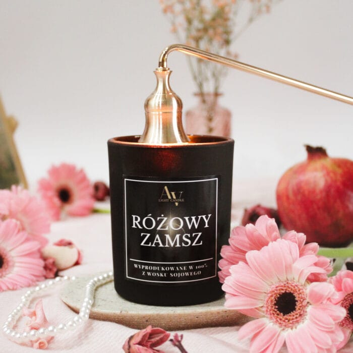 Zgaszenie świecy Różowy Zamsz AV Light Candle przy użyciu gasidła – elegancki detal procesu.