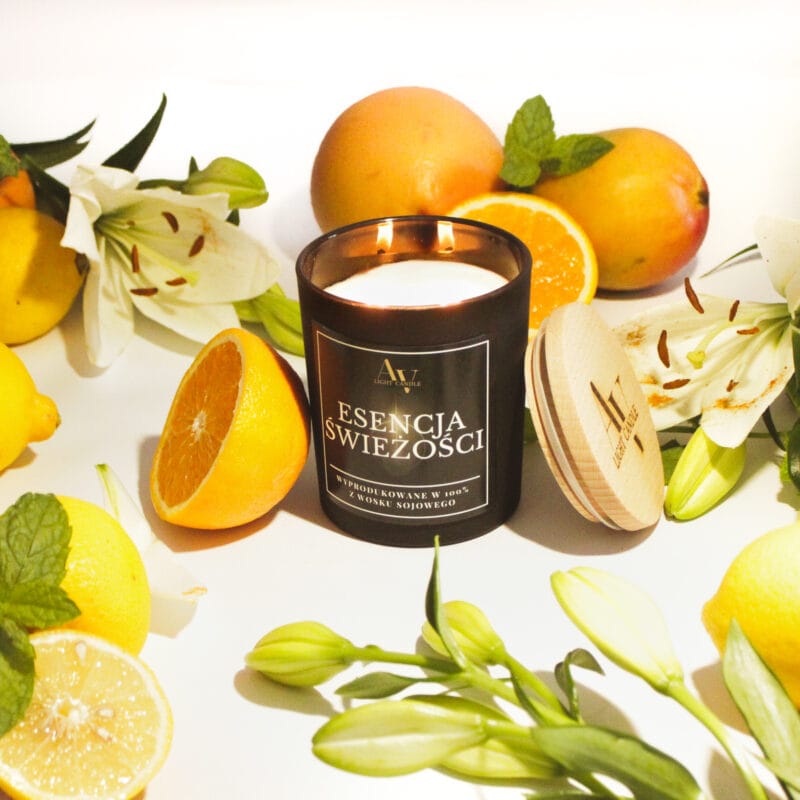 świeca AV Light Candle Esencja Świeżości Lumor w aranżacji z pomarańczą, cytryną i liliami
