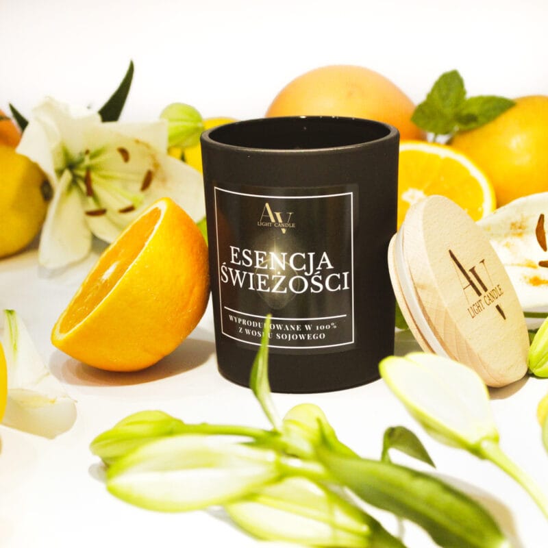 Świeca Esencja Świeżości AV Light Candle Sense 200 ml w aranżacji z owocami cytrusowymi i kwiatami.