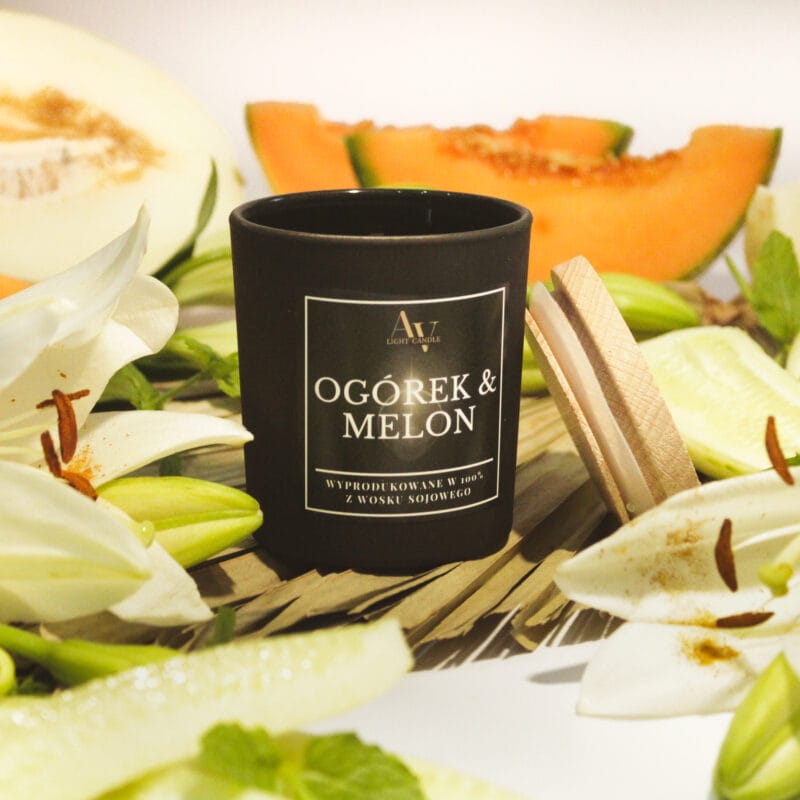świeca ogórek i melon ember 130 ml w czarnym matowym szkle z drewnianym wieczkiem, w tle melony i ogórki