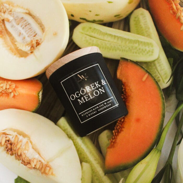świeca ogórek i melon ember 130 ml w otoczeniu świeżych melonów, ogórków i kwiatów