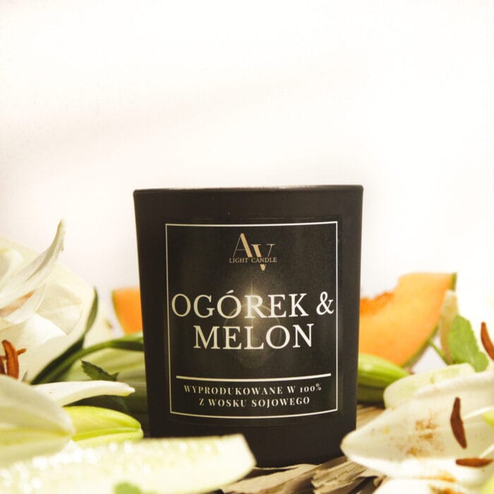 Zbliżenie etykiety świecy Ogórek & Melon Lumor 280 ml w czarnym szkle