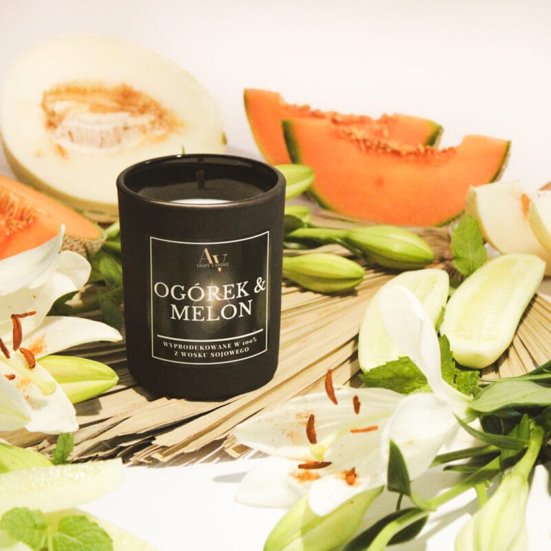 Świeca sojowa Ogórek & Melon AV Light Candle Sense 200 ml – aranżacja z melonem, ogórkiem i liliami.