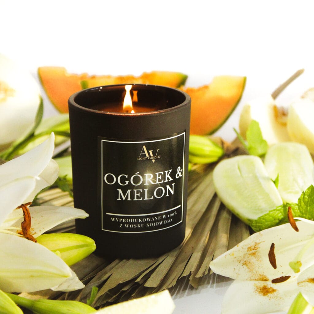 Świeca sojowa Ogórek & Melon AV Light Candle Sense 200 ml – zapach ogórka i melona, dekoracja z lilii i mięty.