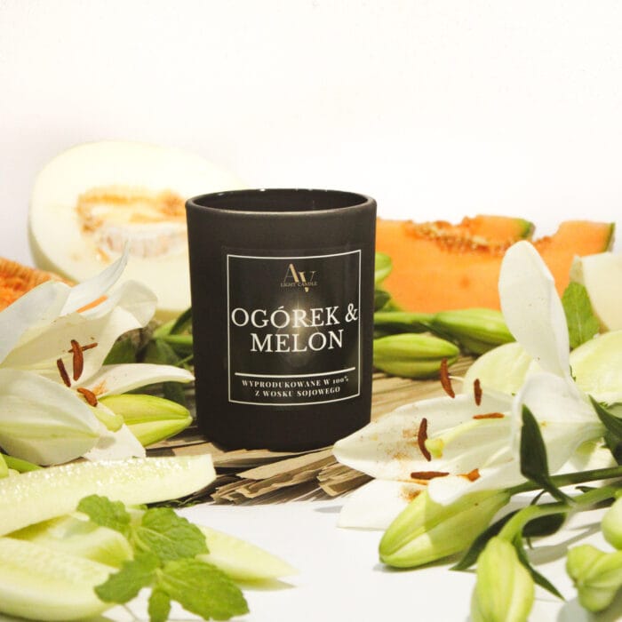 Świeca sojowa Ogórek & Melon AV Light Candle Sense 200 ml – kompozycja z melonem, ogórkiem i liliami.