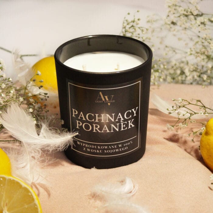 Otwarte wnętrze świecy Pachnący Poranek Lumor 280 ml z dwoma knotami, w czarnym matowym słoiku.