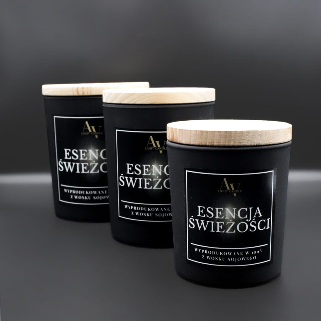 Zestaw świec sojowych AV Light Candle – 1×130 ml, 1×200 ml i 1×280 ml – Esencja Świeżości – czarne matowe szkło, drewniane pokrywki.