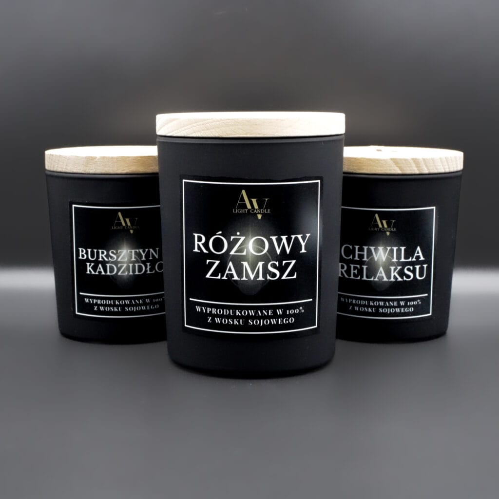 Zestaw świec sojowych AV Light Candle – 2×130 ml i 1×200 ml – Bursztyn & Kadzidło, Różowy Zamsz, Chwila Relaksu – czarne matowe szkło, drewniane pokrywki.