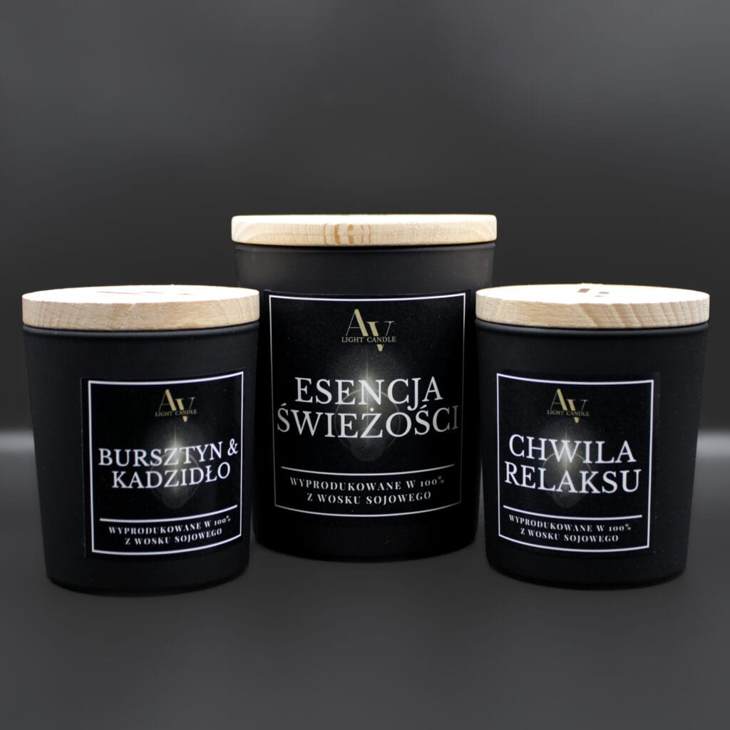 Zestaw świec sojowych AV Light Candle – 2×130 ml i 1×280 ml – Bursztyn & Kadzidło, Esencja Świeżości, Chwila Relaksu – czarne matowe szkło, drewniane pokrywki.