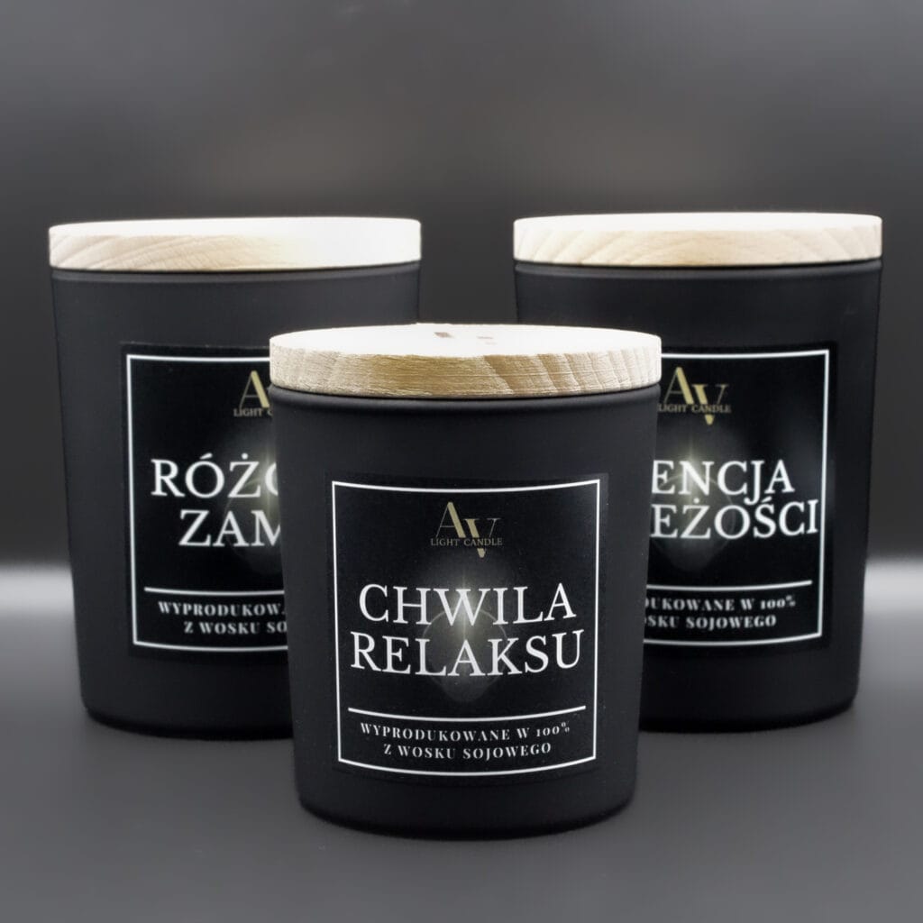 Zestaw świec sojowych AV Light Candle – 2×200 ml i 1×130 ml – Różowy Zamsz, Chwila Relaksu, Esencja Świeżości – czarne matowe szkło, drewniane pokrywki.