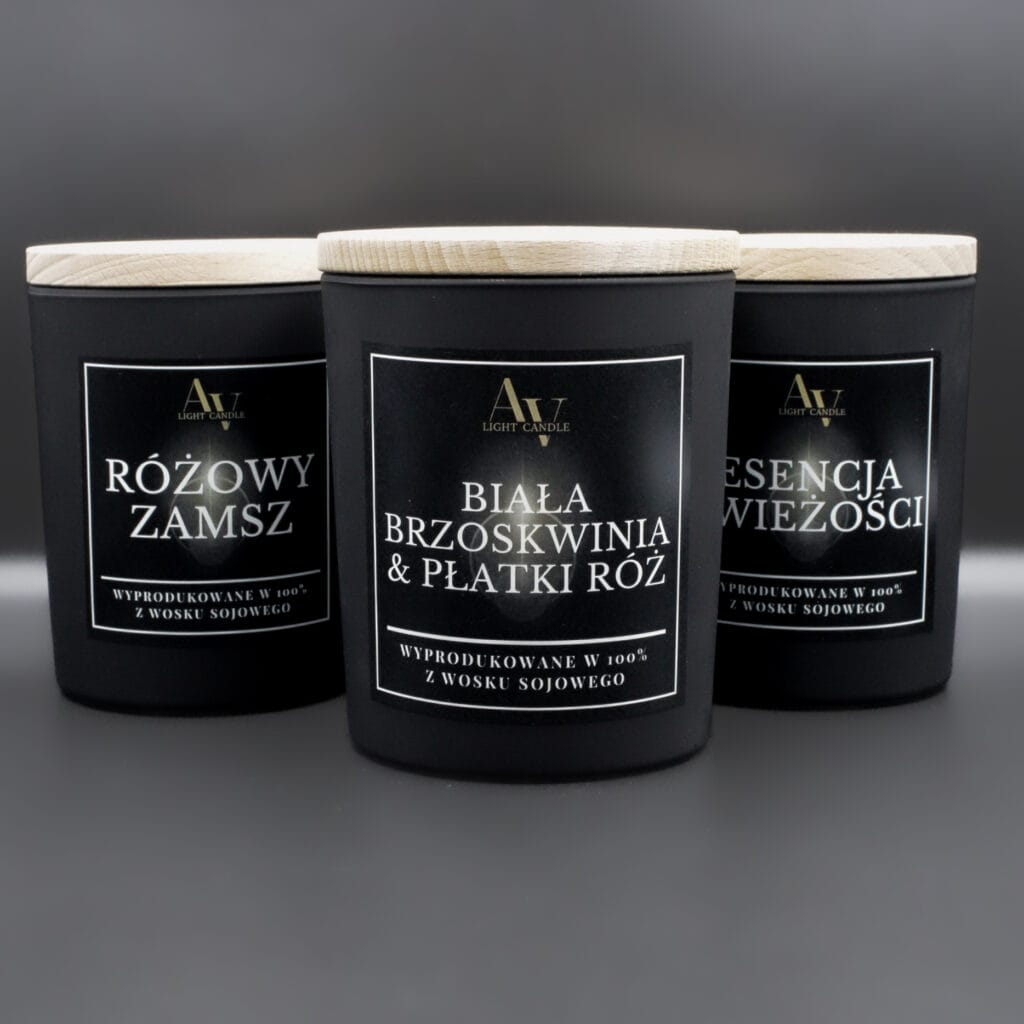 Zestaw świec sojowych AV Light Candle – 2×200 ml i 1×280 ml – Różowy Zamsz, Biała Brzoskwinia & Płatki Róż, Esencja Świeżości – czarne matowe szkło, drewniane pokrywki.
