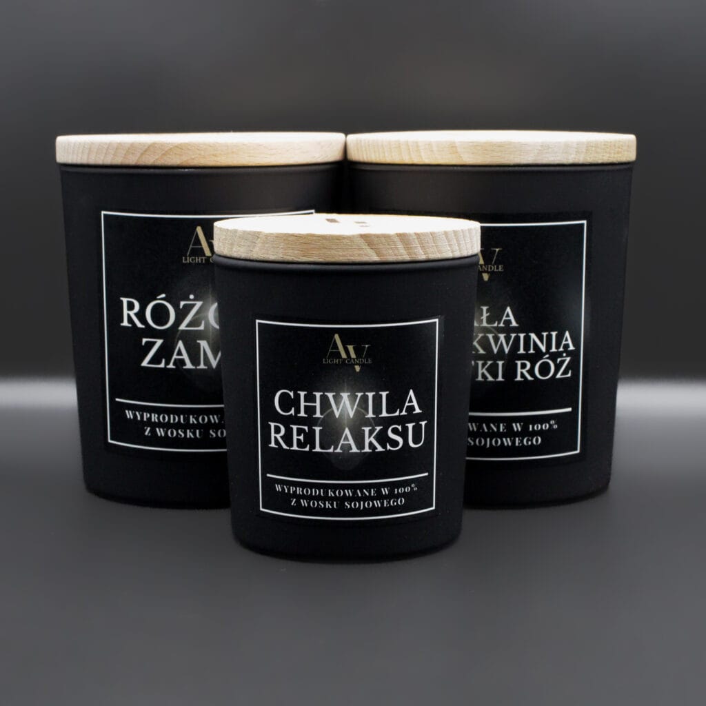 Zestaw świec sojowych AV Light Candle – 2×280 ml i 1×130 ml – Różowy Zamsz, Biała Brzoskwinia & Płatki Róż, Chwila Relaksu – czarne matowe szkło, drewniane pokrywki.