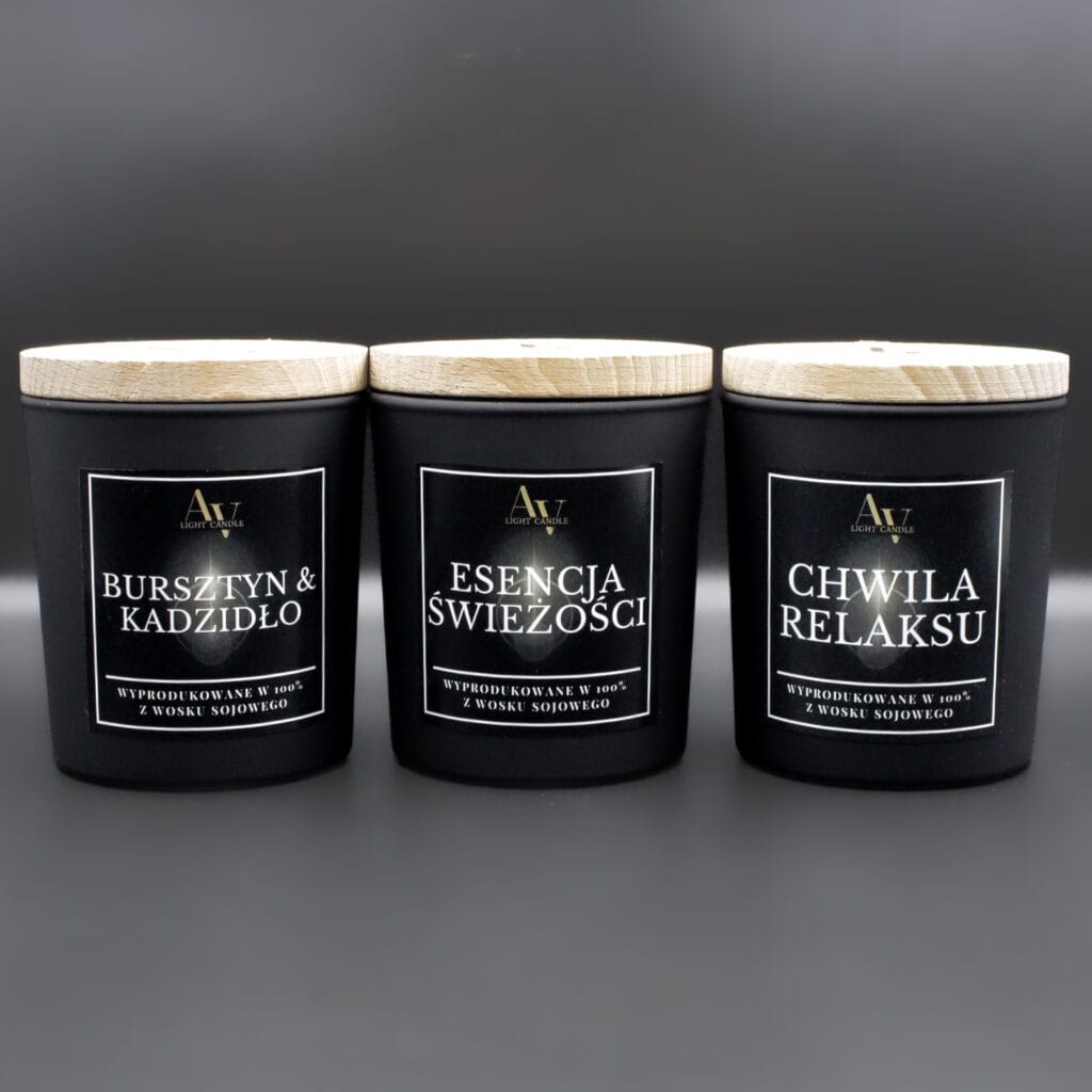 Zestaw trzech świec sojowych AV Light Candle – Bursztyn & Kadzidło, Esencja Świeżości, Chwila Relaksu – czarne szkło, drewniane pokrywki, minimalistyczny design.