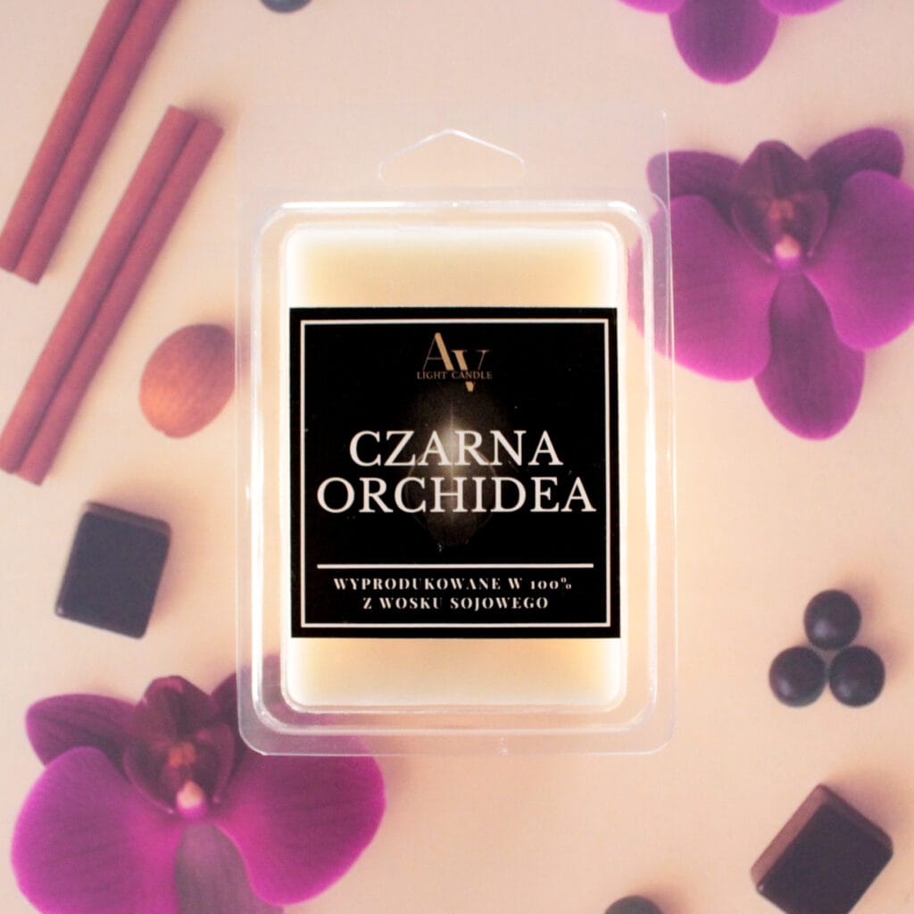 Wosk zapachowy Czarna Orchidea AV Light Candle w opakowaniu na tle fioletowych orchidei i przypraw.