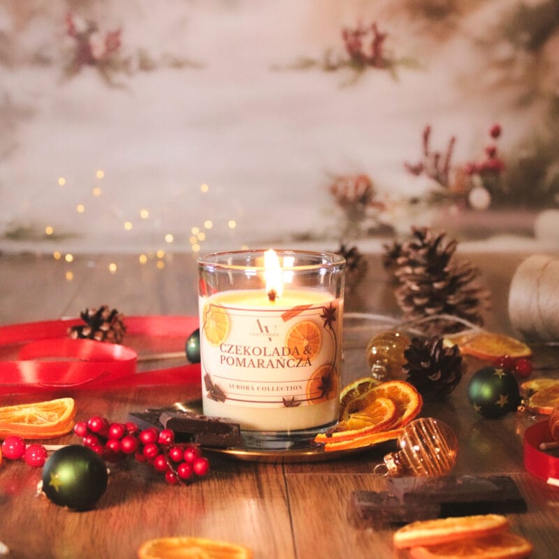 Zapalona świeca Czekolada i Pomarańcza 200 ml – kolekcja Aurora w zimowej kompozycji z pomarańczą i czekoladą
