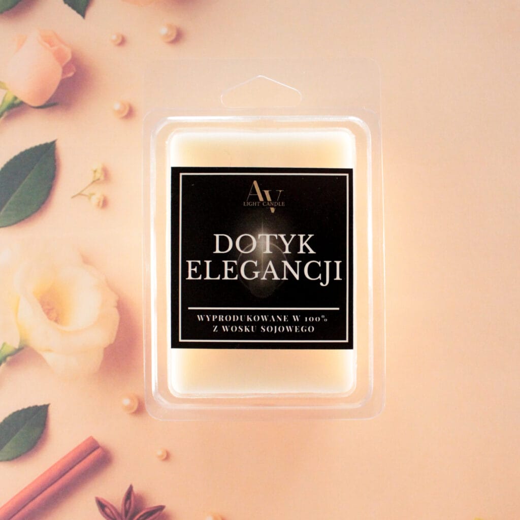 Wosk zapachowy Czekolada i Pomarańcza AV Light Candle w opakowaniu na tle kawałków czekolady, pomarańczy i anyżu.