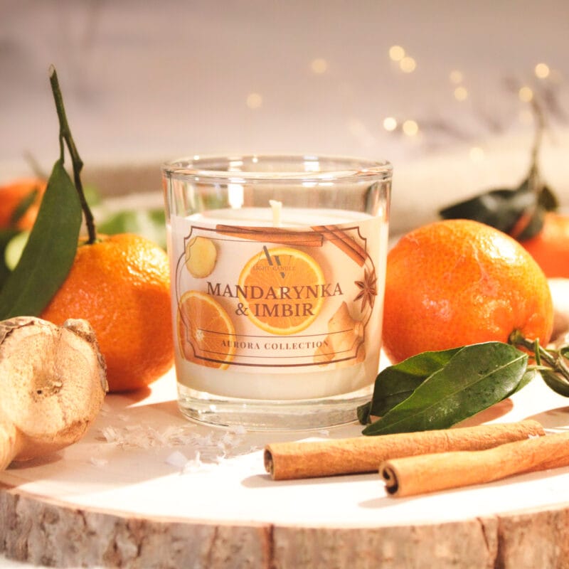 Świeca Mandarynka & Imbir 130 ml – widok z góry z cytrusami, imbirem i przyprawami na jasnym tle