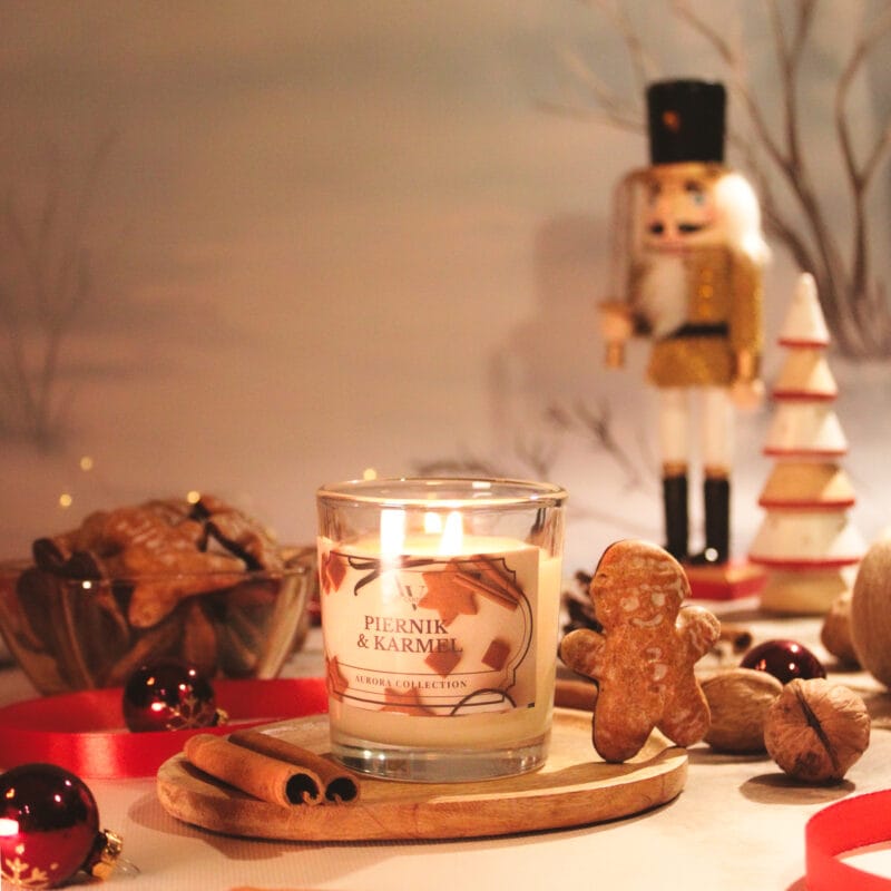 Szklana świeca Piernik i Karmel AV Light Candle z bliska – etykieta w ciepłych brązach, piernik w tle i świąteczna dekoracja