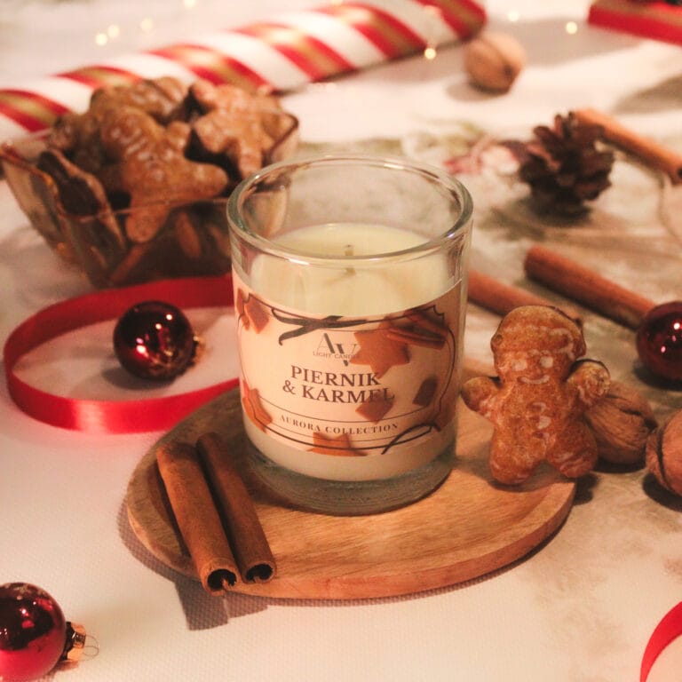 Świeca sojowa Piernik i Karmel 200 ml AV Light Candle na drewnianej podstawce z pierniczkiem i cynamonem w świątecznej aranżacji