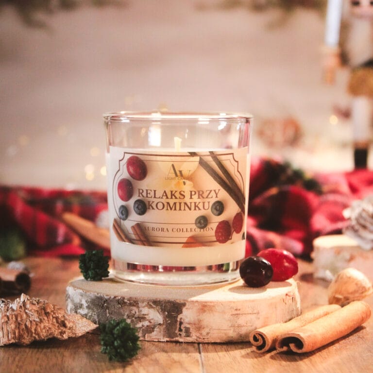 Świeca Relaks przy Kominku 130 ml – zapalona, w zimowej aranżacji z cynamonem, owocami i świątecznym tłem