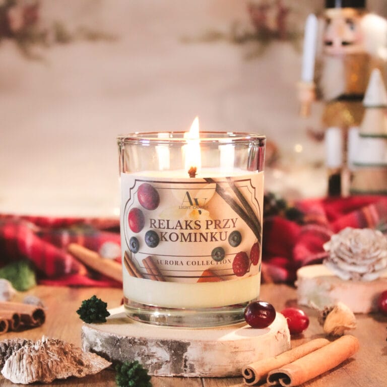 Świeca sojowa Relaks przy Kominku 200 ml – zapalona, w świątecznym otoczeniu z nutcrackerem i korą