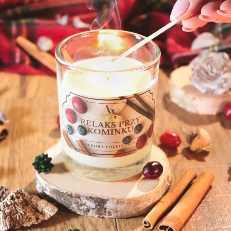Świeca AV Light Candle Relaks przy Kominku 200 ml – widok z góry, naturalna stylizacja z przyprawami i świątecznym kocem