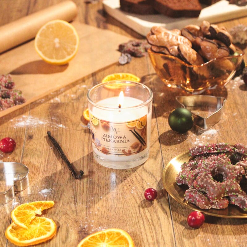 Świeca Zimowa Piekarnia 130 ml na stole z suszoną pomarańczą, wanilią i ciasteczkami – AV Light Candle