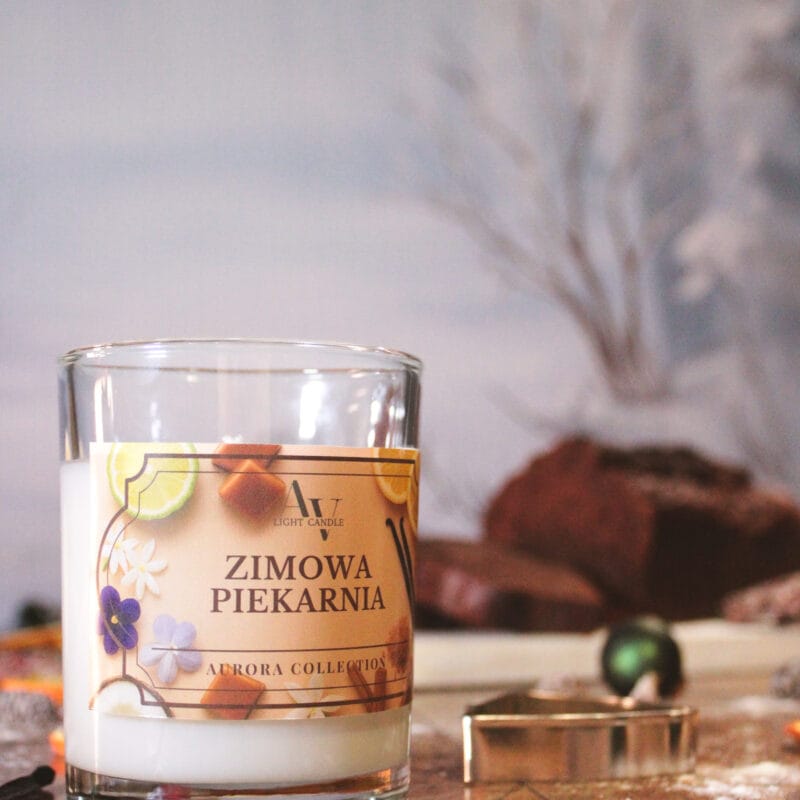 Sojowa świeca Zimowa Piekarnia AV Light Candle – widok na etykietę i świąteczne ciasteczka w tle