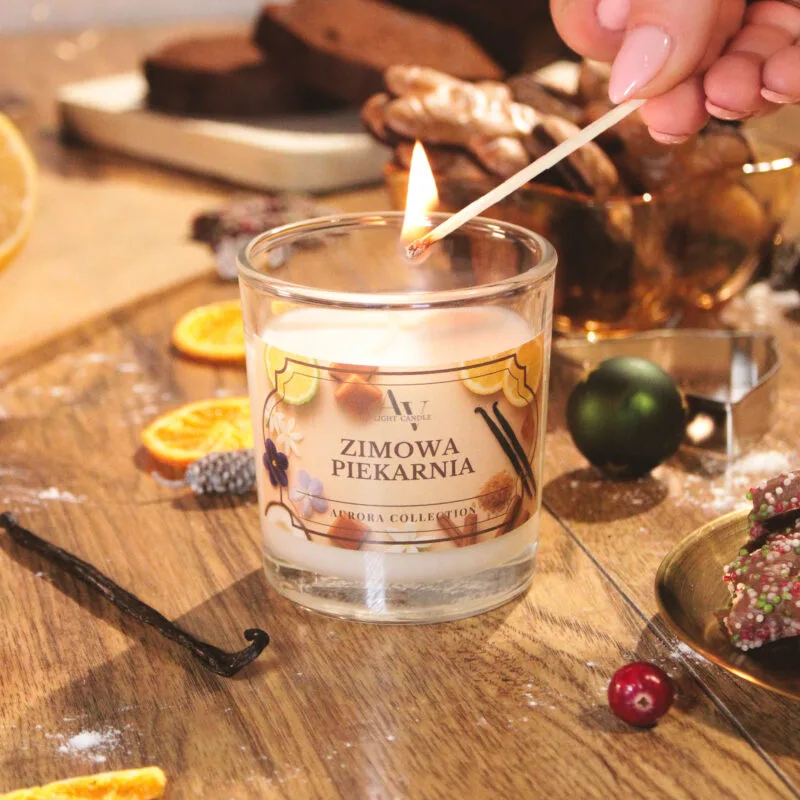 Świeca sojowa Zimowa Piekarnia 130 ml – AV Light Candle – ujęcie z bliska, zapalana zapałką, kompozycja z ciasteczkami, pomarańczą i wanilią