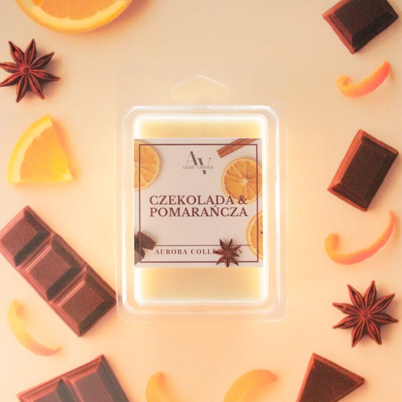 Wosk zapachowy Czekolada i Pomarańcza AV Light Candle w opakowaniu na tle kawałków czekolady, pomarańczy.