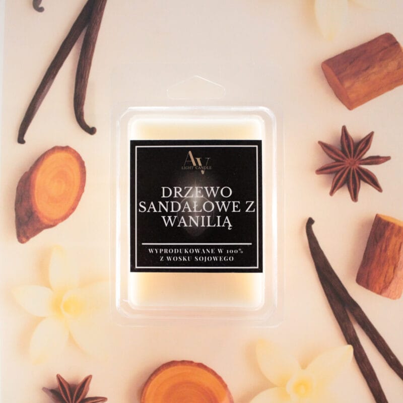 Wosk zapachowy Drzewo Sandałowe z Wanilią AV Light Candle na tle drewna sandałowego, wanilii i anyżu.
