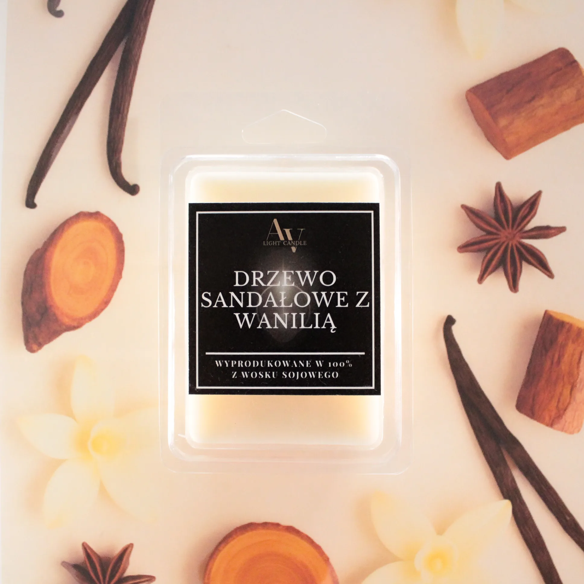 Wosk zapachowy Drzewo Sandałowe z Wanilią AV Light Candle na tle drewna sandałowego, wanilii i anyżu.