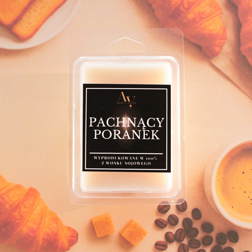 Wosk zapachowy Pachnący Poranek AV Light Candle na tle kawy, rogalików i cukru trzcinowego.