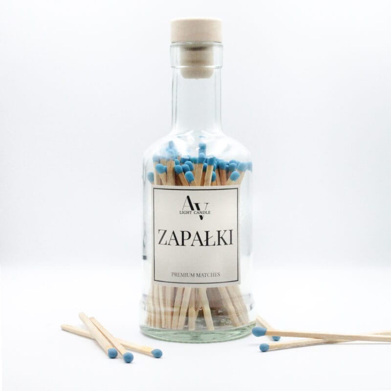 Szklana butelka z długimi zapałkami AV Light Candle z niebieskimi główkami, minimalistyczna etykieta i korek drewniany na białym tle.