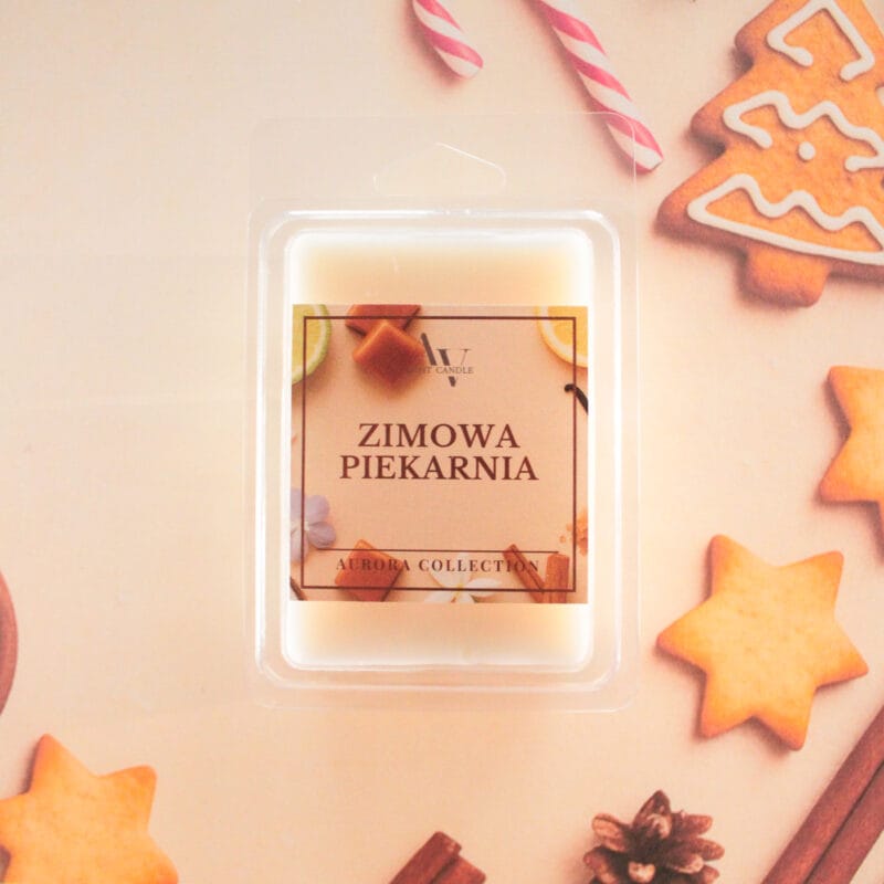 Wosk zapachowy Różowy Zamsz AV Light Candle na tle róż i pudrowych dekoracji.