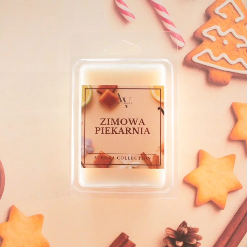 Wosk zapachowy Różowy Zamsz AV Light Candle na tle róż i pudrowych dekoracji.