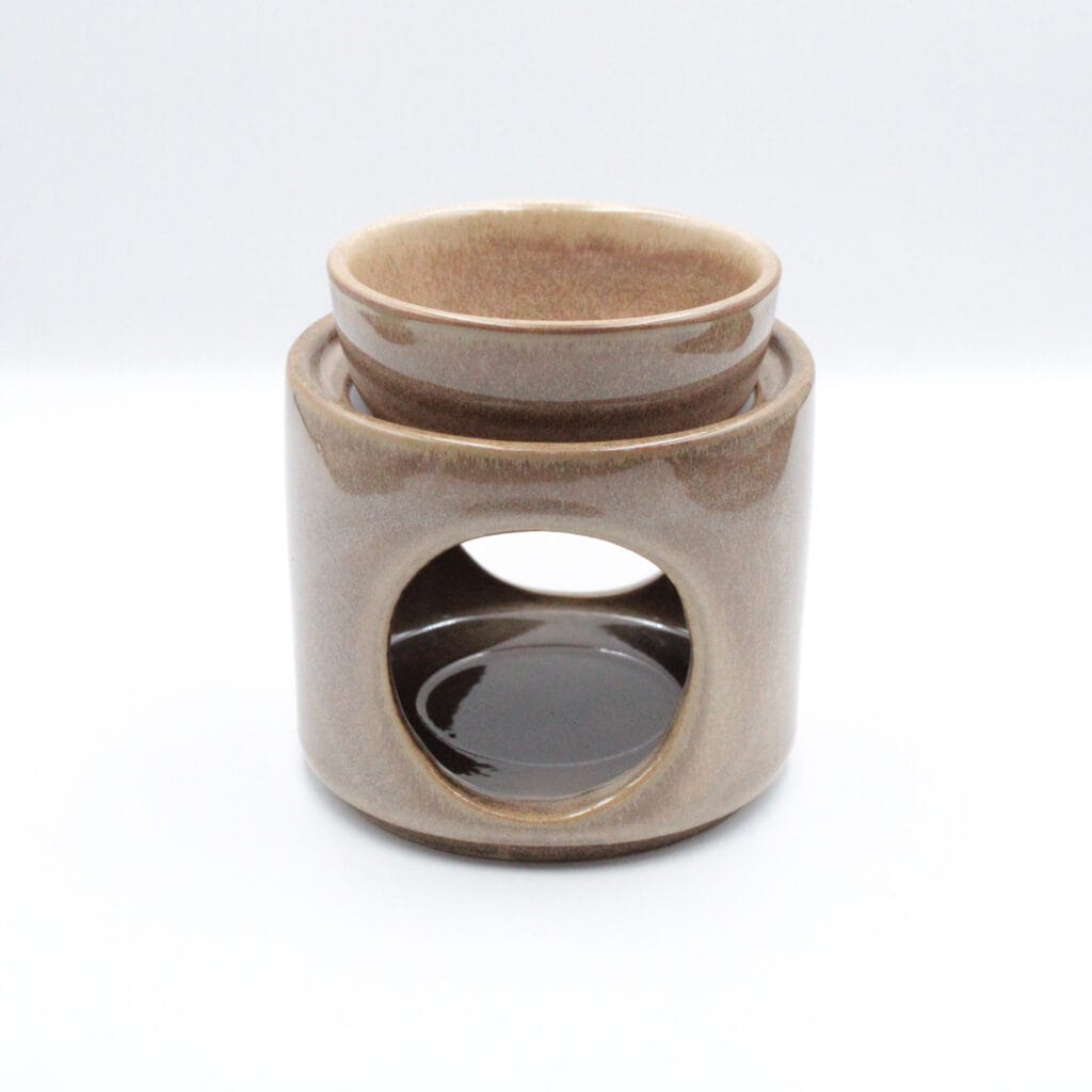 Ceramiczny kominek na wosk zapachowy w beżowym kolorze z miseczką na wosk