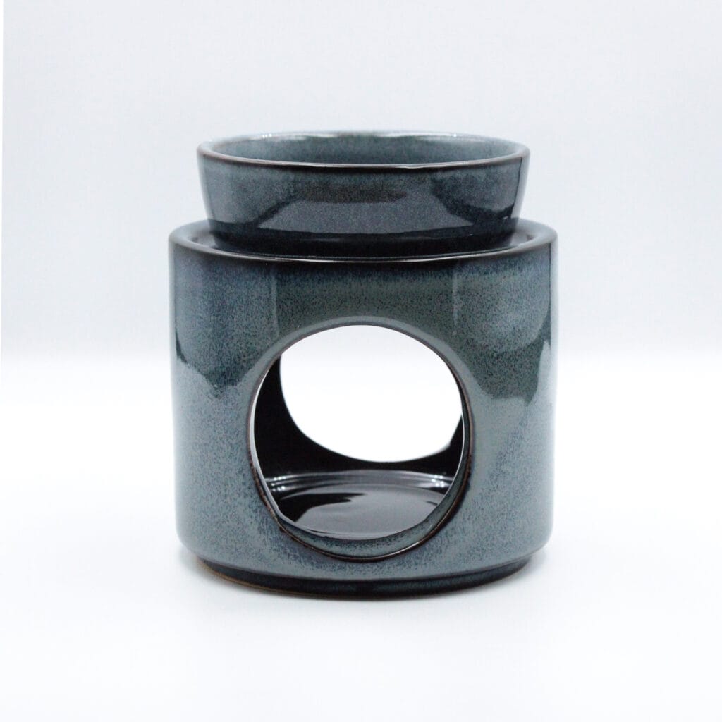 Niebieski ceramiczny kominek na wosk zapachowy widok z przodu